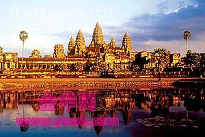 夕阳余辉洒照下的吴哥窟更显壮美